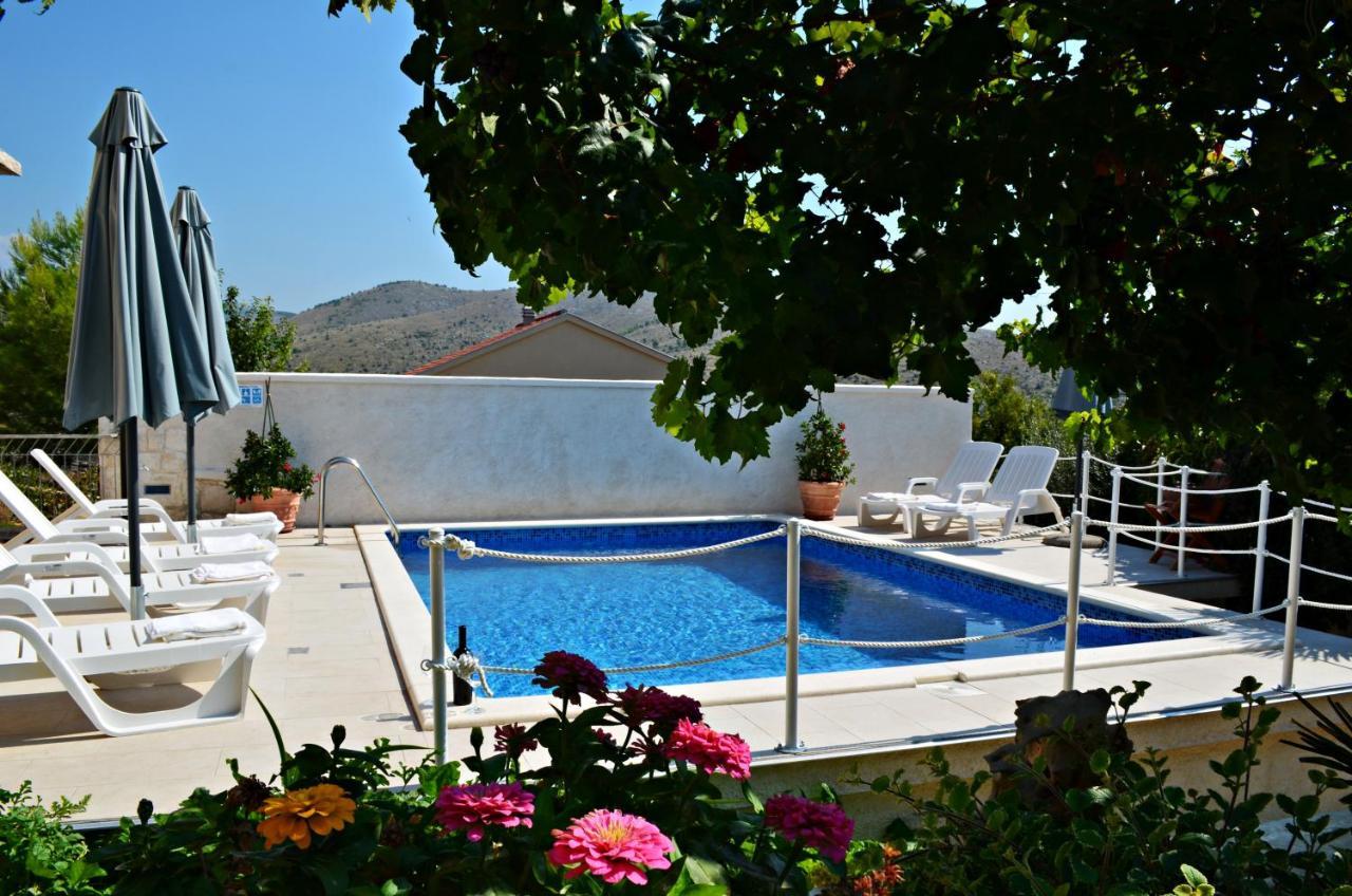 Apartments Villa Ra Zaboric Buitenkant foto